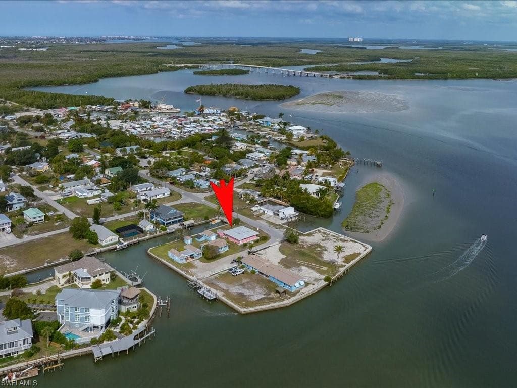 107 East AVE, GOODLAND FL 34140-8