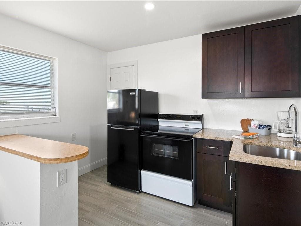 107 East AVE, GOODLAND FL 34140-10