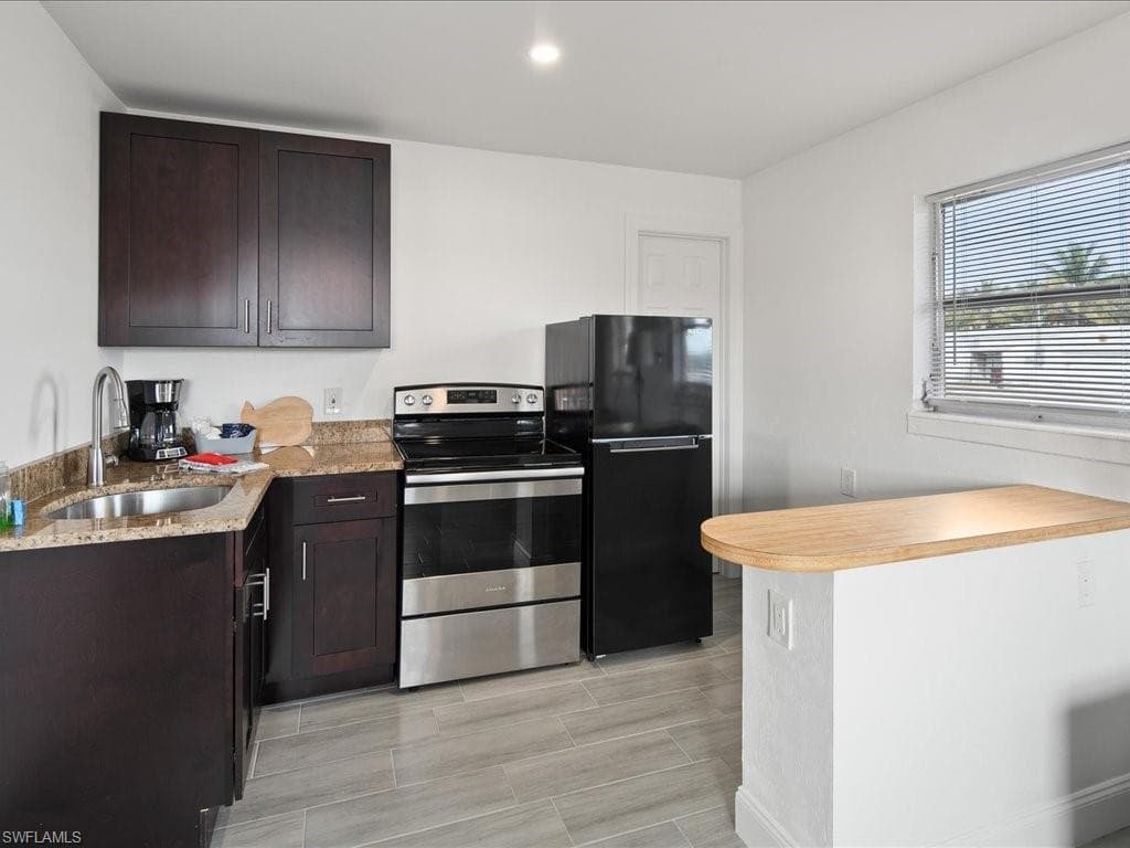 107 East AVE, GOODLAND FL 34140-18