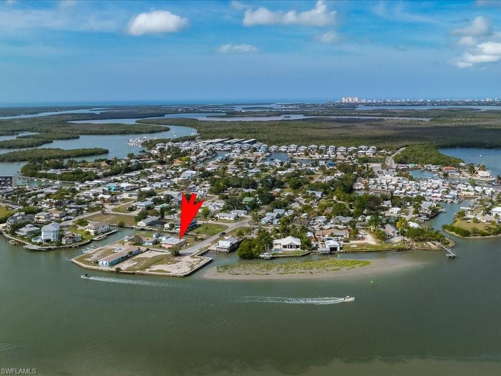 107 East AVE, GOODLAND FL 34140-7