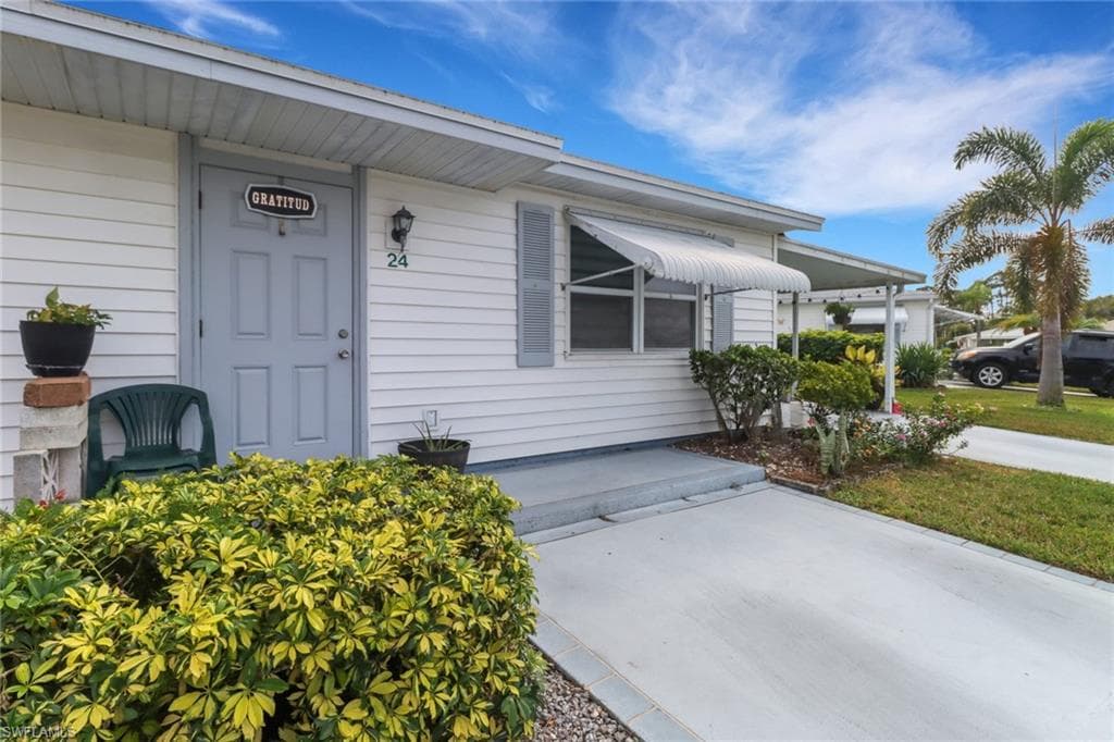 24 Pinewood BLVD, LEHIGH ACRES FL 33936-3
