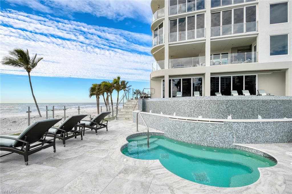 10 Seagate DR # 6N, NAPLES FL 34103-32