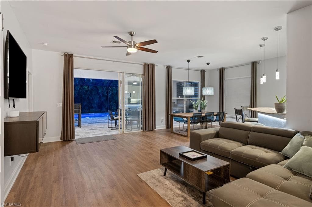 160 Stanhope CIR, NAPLES FL 34104-30