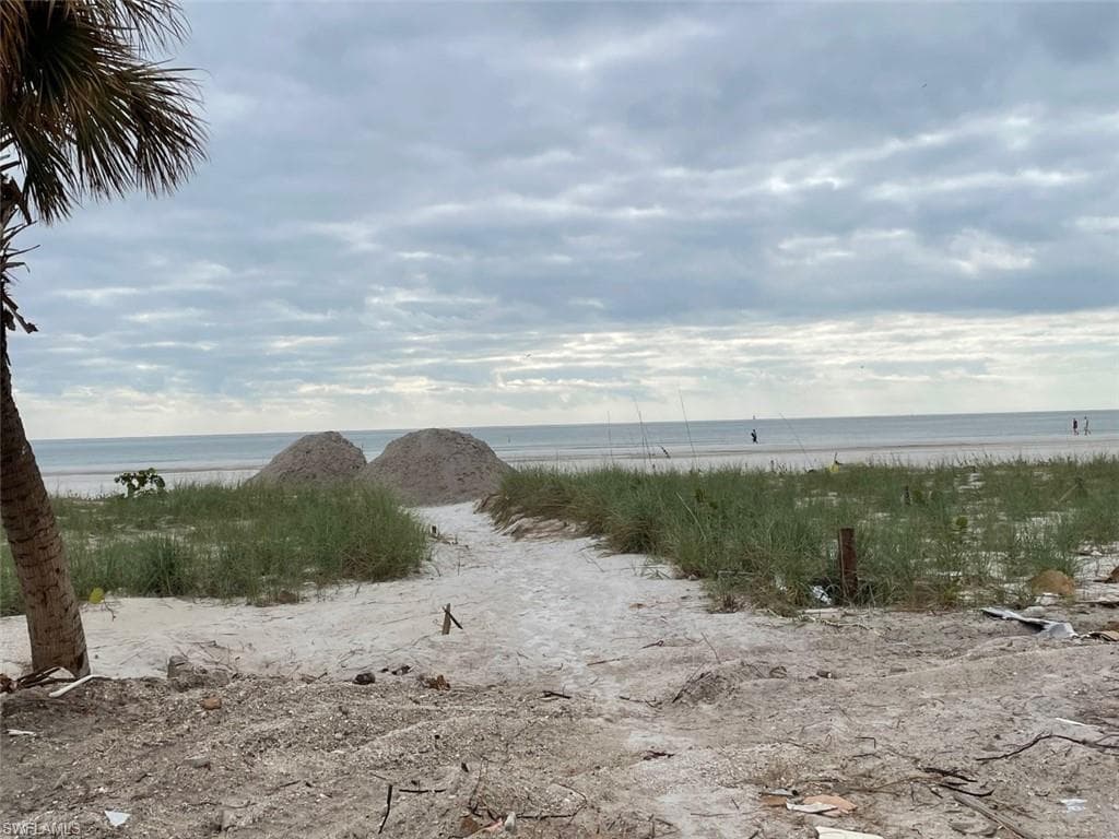 81 Mango ST, FORT MYERS BEACH FL 33931-5