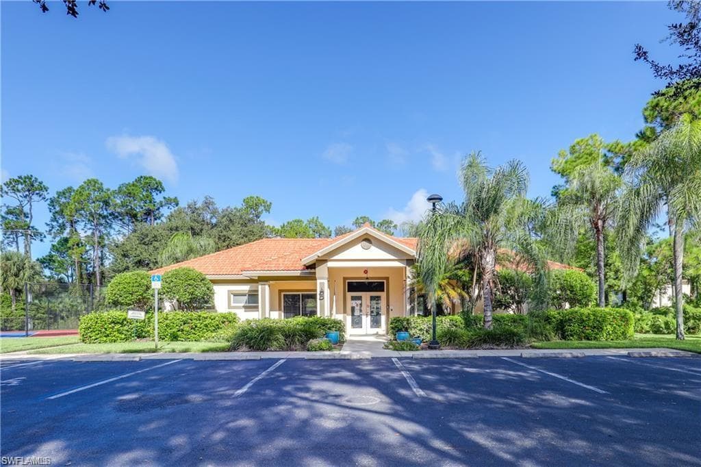 300 Robin Hood CIR # 102, NAPLES FL 34104-19