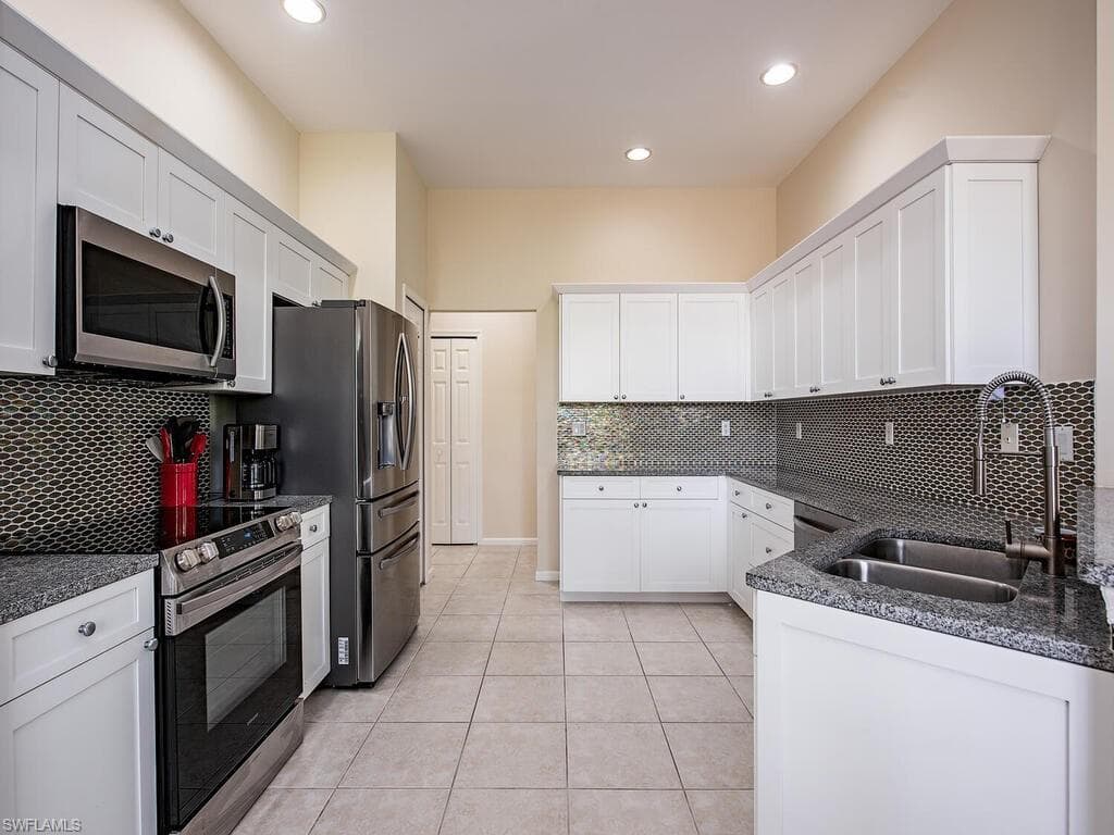 6431 Birchwood CT, NAPLES FL 34109-8