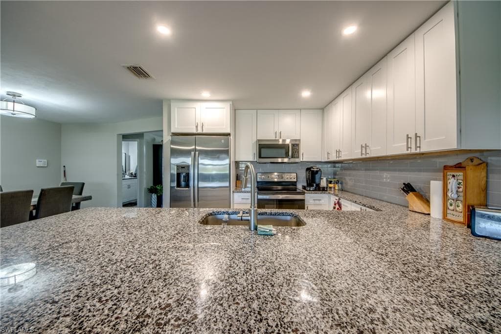 952 Ione DR, FORT MYERS FL 33919-4