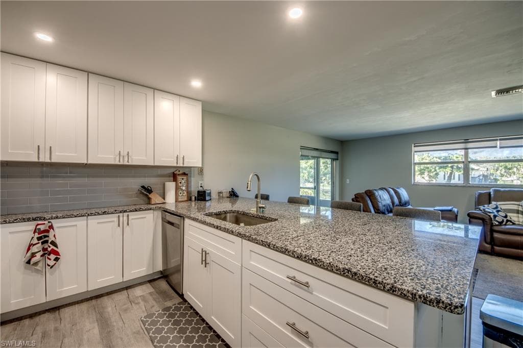 952 Ione DR, FORT MYERS FL 33919-3