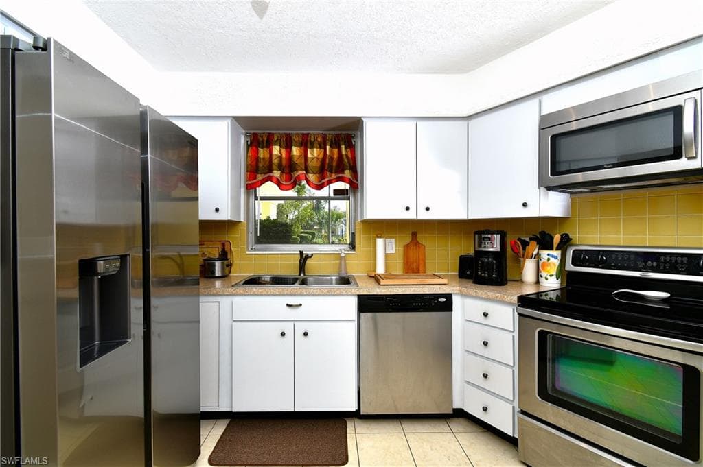 8 Park Lane CIR, LEHIGH ACRES FL 33936-3