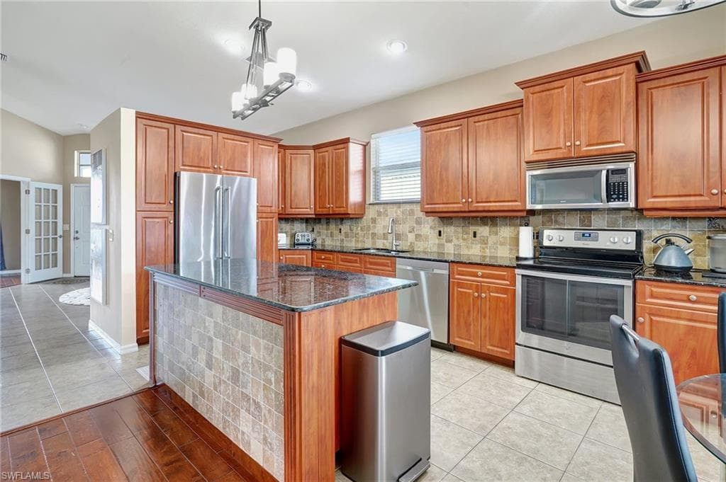 1741 Emerald Cove CIR, CAPE CORAL FL 33991-16