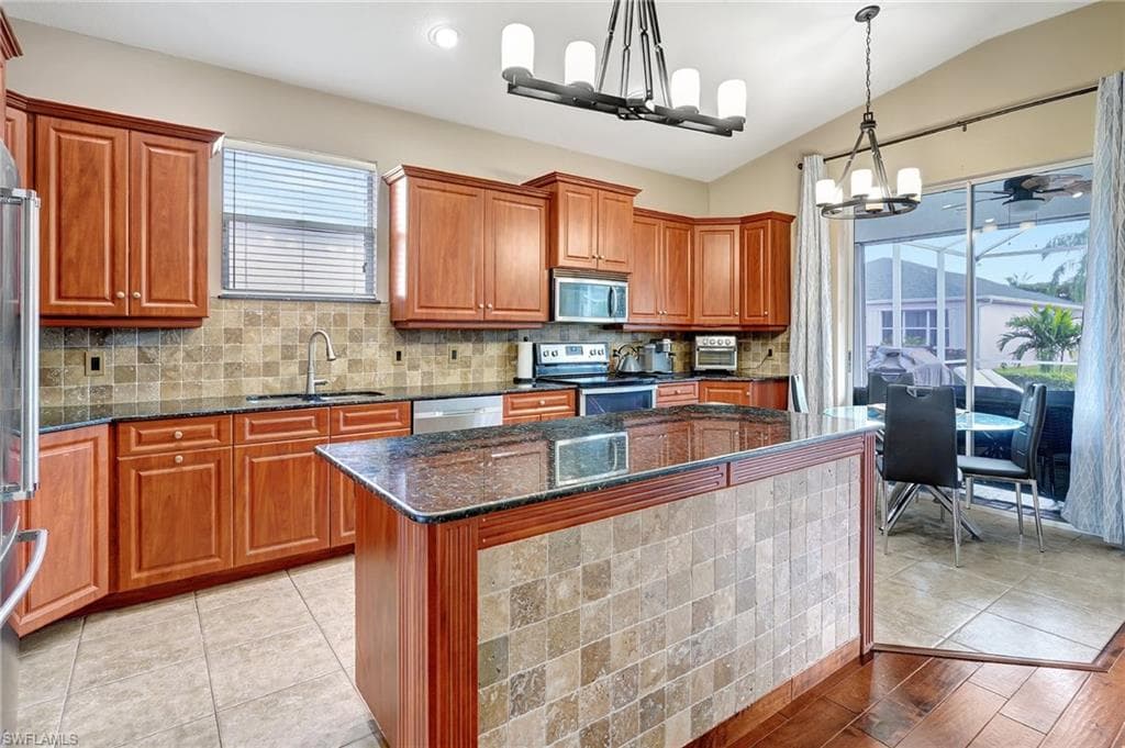 1741 Emerald Cove CIR, CAPE CORAL FL 33991-15