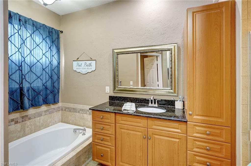 1741 Emerald Cove CIR, CAPE CORAL FL 33991-31
