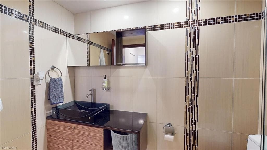 600 Three Islands BLVD # 803, HALLANDALE BEACH FL 33009-25