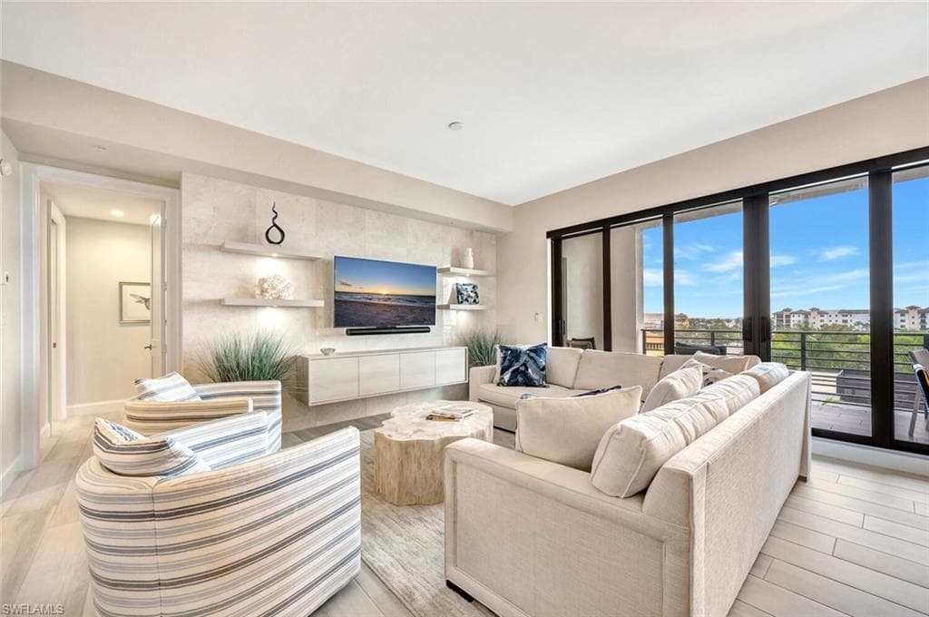 1111 Central AVE # 511, NAPLES FL 34102-8