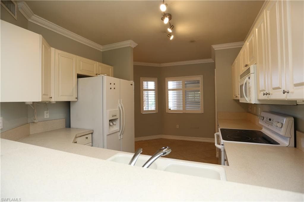 7811 Regal Heron CIR # 204, NAPLES FL 34104-17