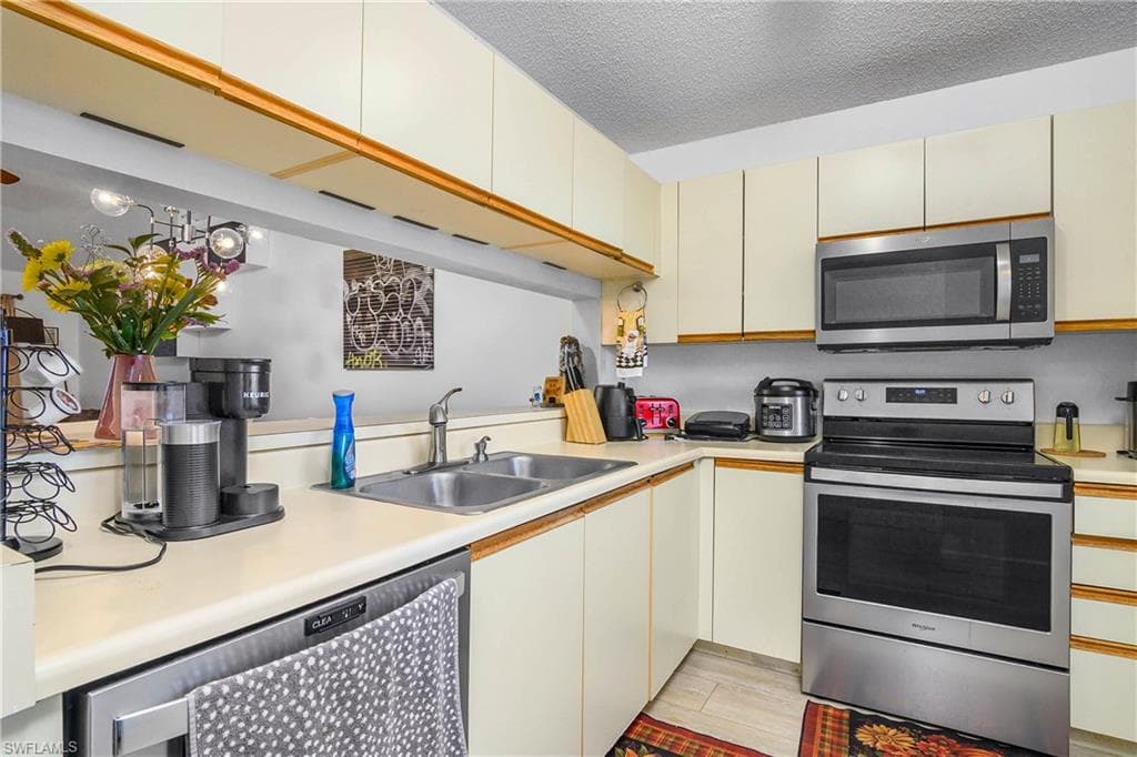 3012 Sandpiper Bay CIR # D301, NAPLES FL 34112-29