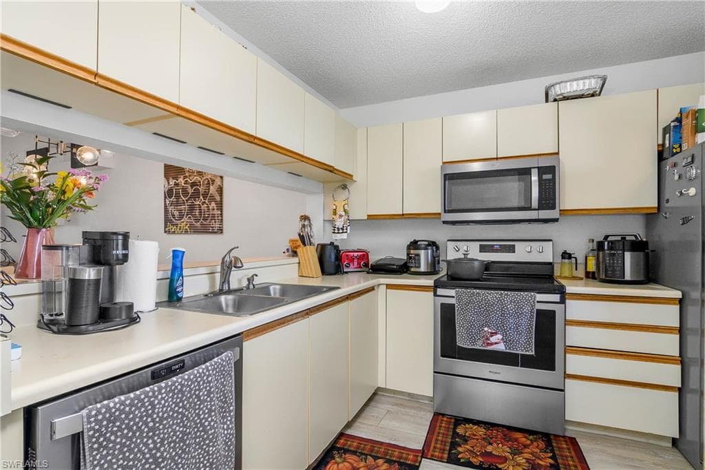 3012 Sandpiper Bay CIR # D301, NAPLES FL 34112-28