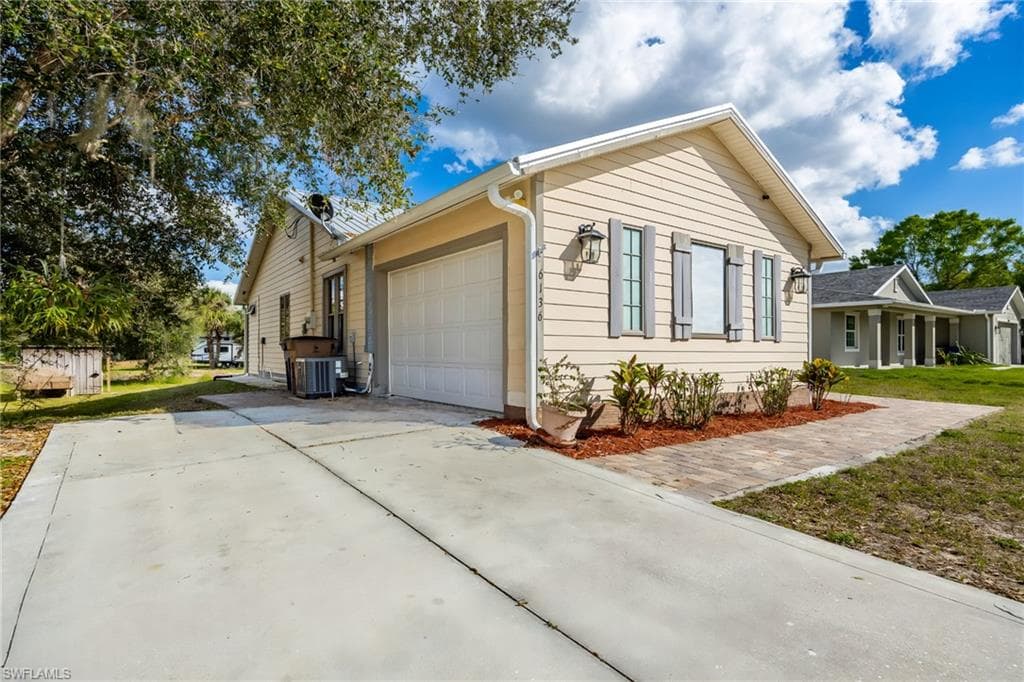 6136 Higgins AVE, FORT MYERS FL 33905-1