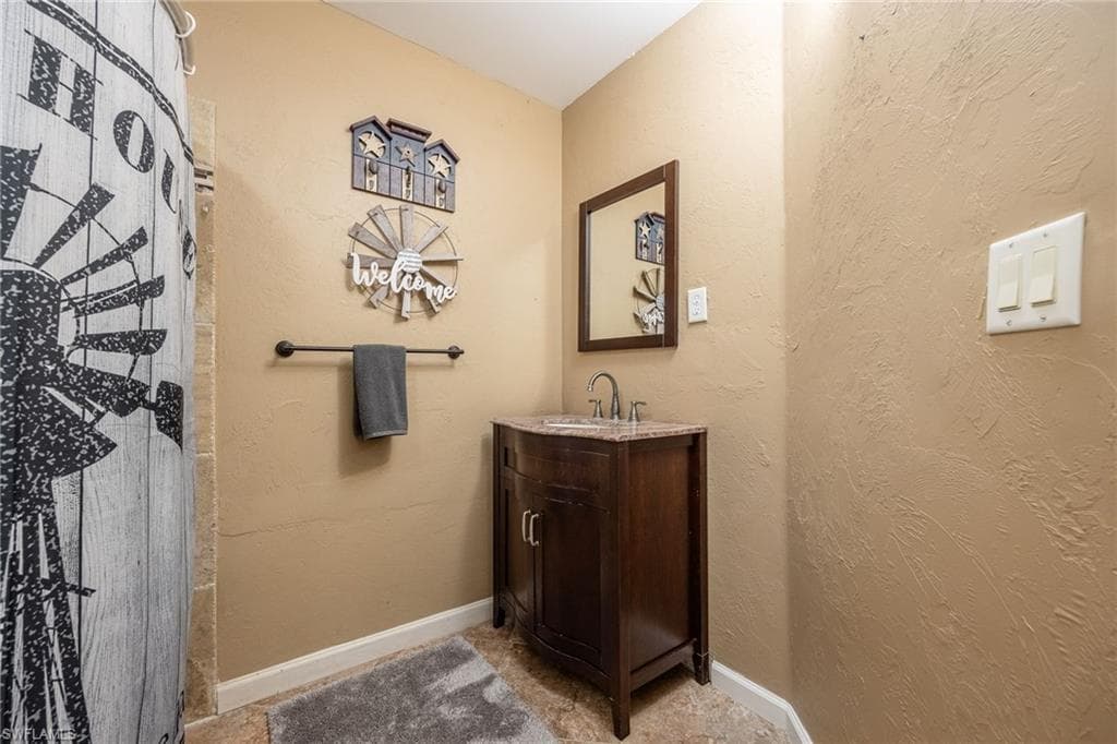 6136 Higgins AVE, FORT MYERS FL 33905-28