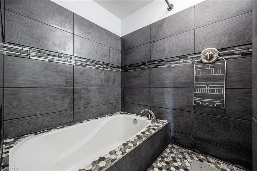 6136 Higgins AVE, FORT MYERS FL 33905-24