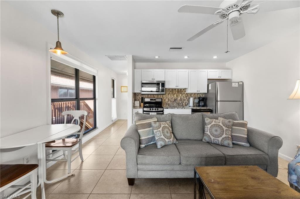 1811 Olde Middle Gulf DR # 10, SANIBEL FL 33957-3