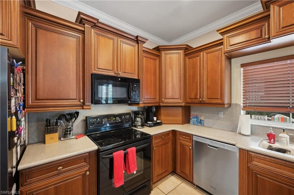 4897 Berkeley DR, NAPLES FL 34112-7