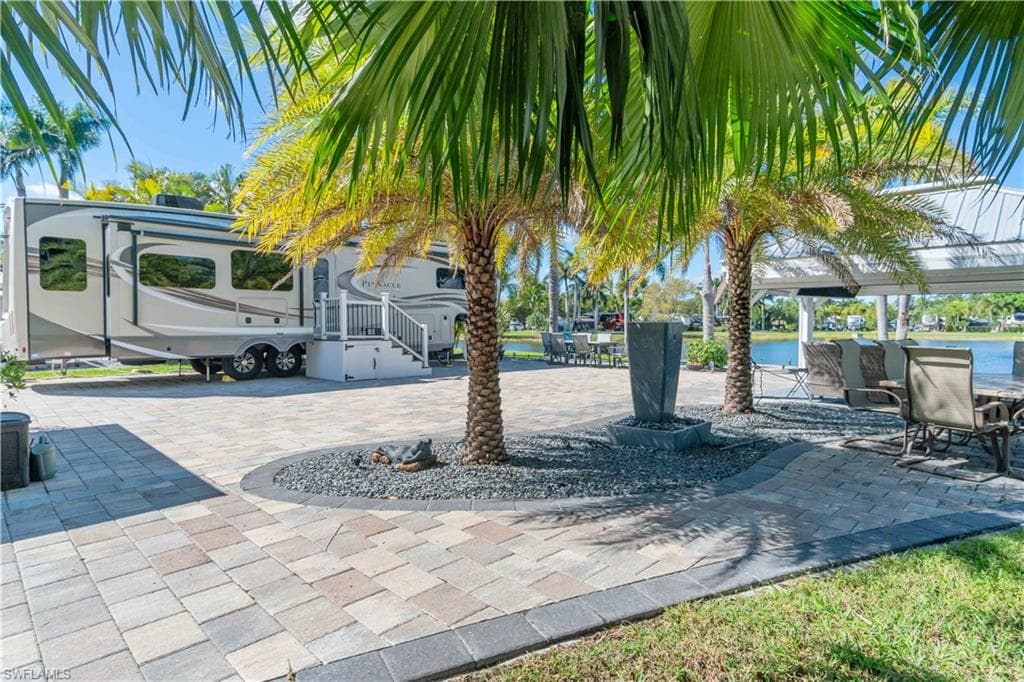 10211 Surfwood CT, FORT MYERS FL 33905-24