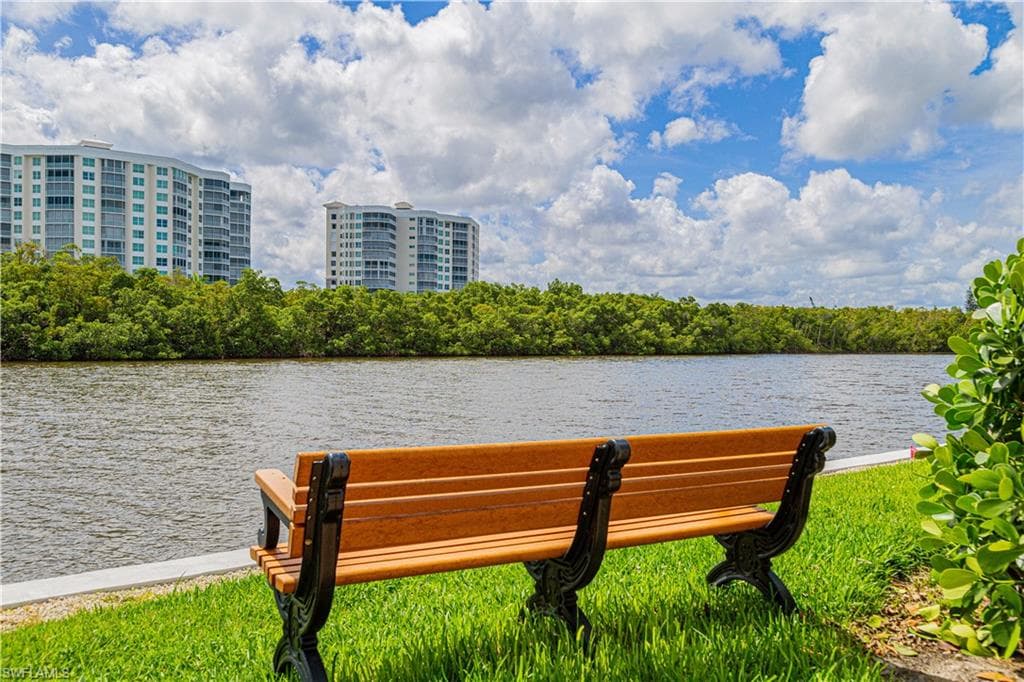 21 Bluebill AVE # 902, NAPLES FL 34108-41