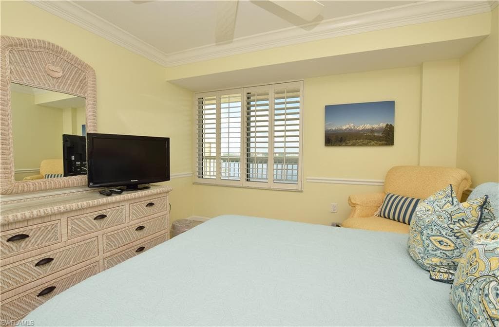 21 Bluebill AVE # 902, NAPLES FL 34108-32