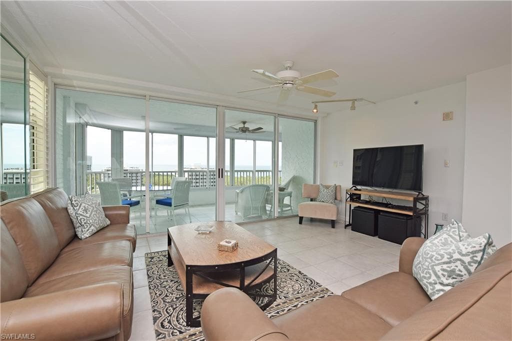 21 Bluebill AVE # 902, NAPLES FL 34108-18