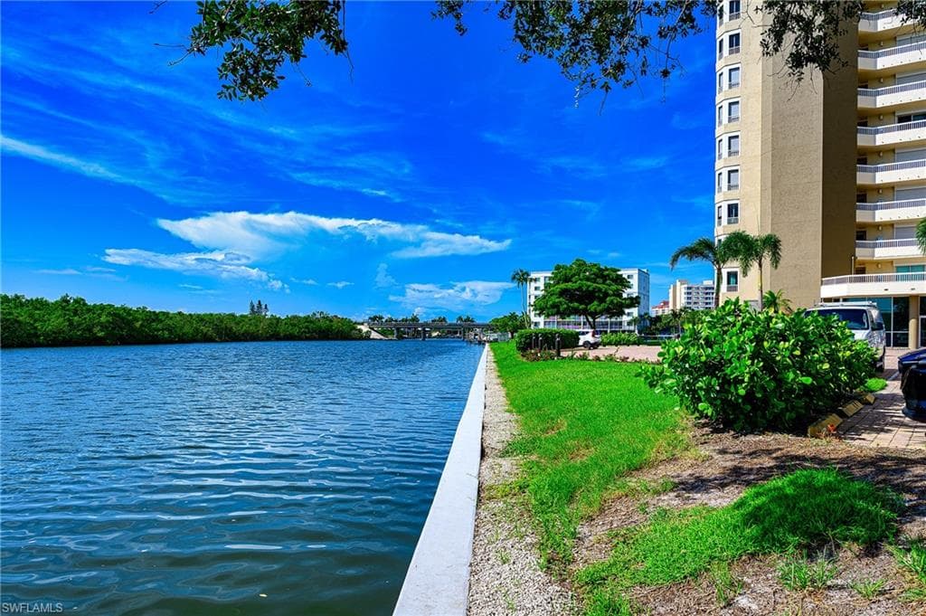 21 Bluebill AVE # 902, NAPLES FL 34108-39