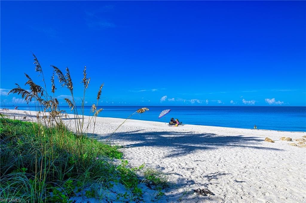 21 Bluebill AVE # 902, NAPLES FL 34108-3