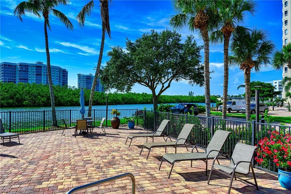 21 Bluebill AVE # 902, NAPLES FL 34108-7