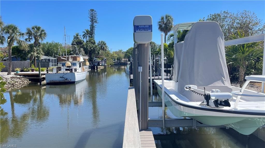 2723 Shoreview DR, NAPLES FL 34112-1