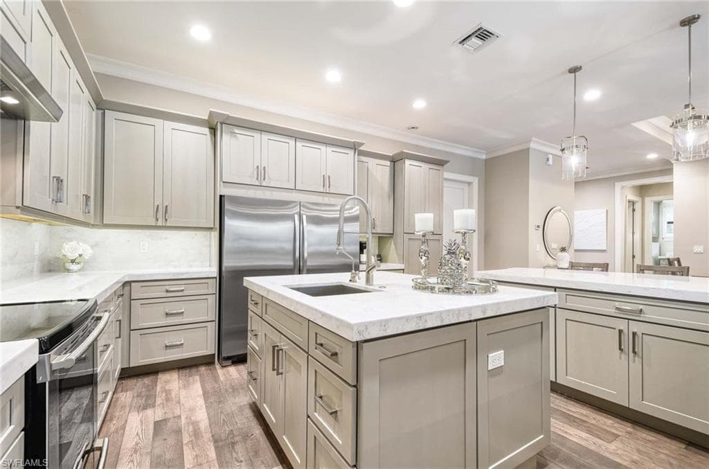 2867 Coco Lakes DR, NAPLES FL 34105-9