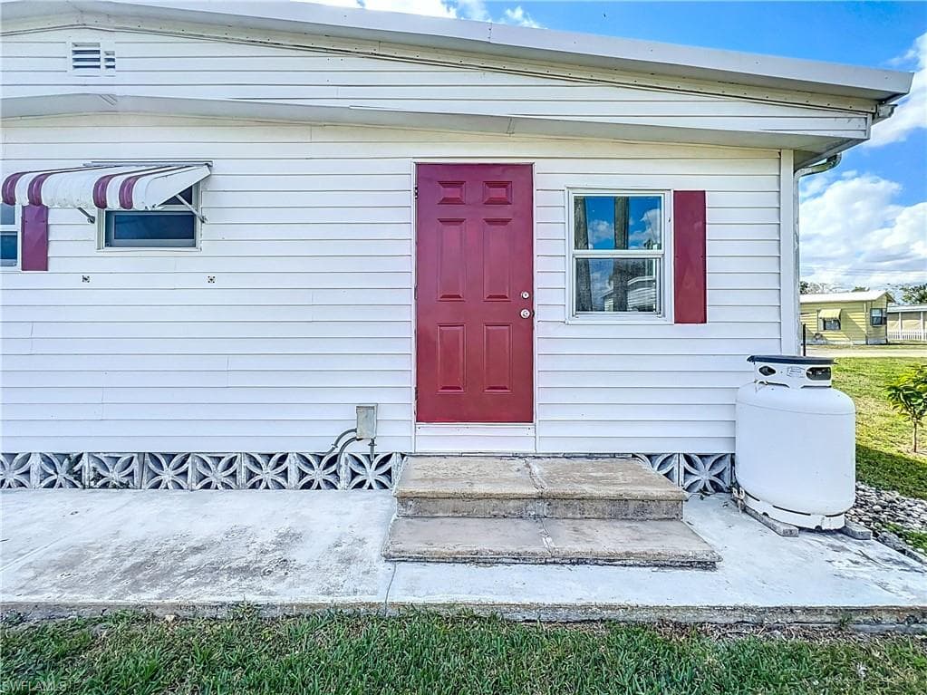 139 Gaslight AVE, NORTH FORT MYERS FL 33917-36