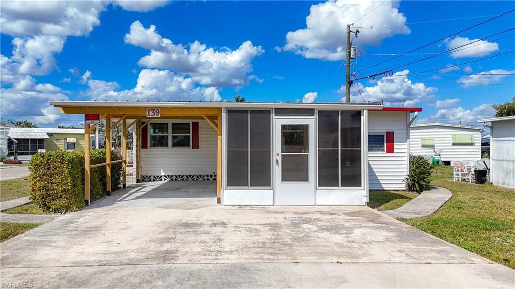 139 Gaslight AVE, NORTH FORT MYERS FL 33917-39
