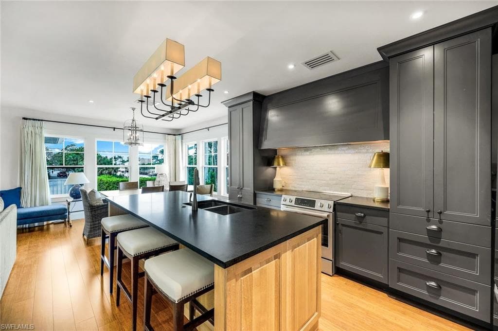 1437 Sandpiper ST, NAPLES FL 34102-12