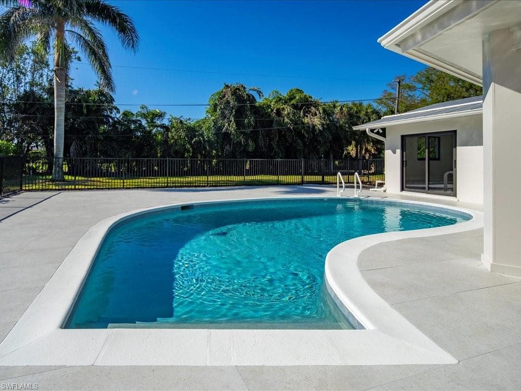 518 Cypress WAY E, NAPLES FL 34110-5