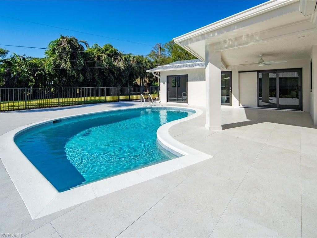 518 Cypress WAY E, NAPLES FL 34110-6