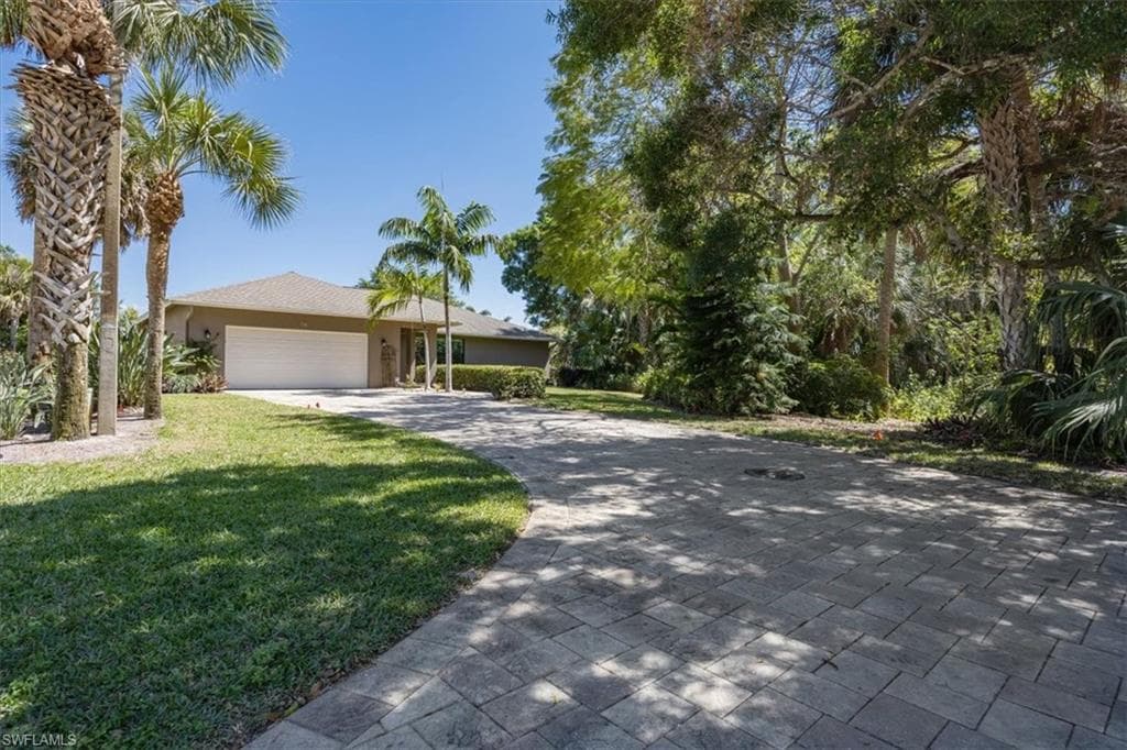 136 Old Tamiami TRL, NAPLES FL 34110-1