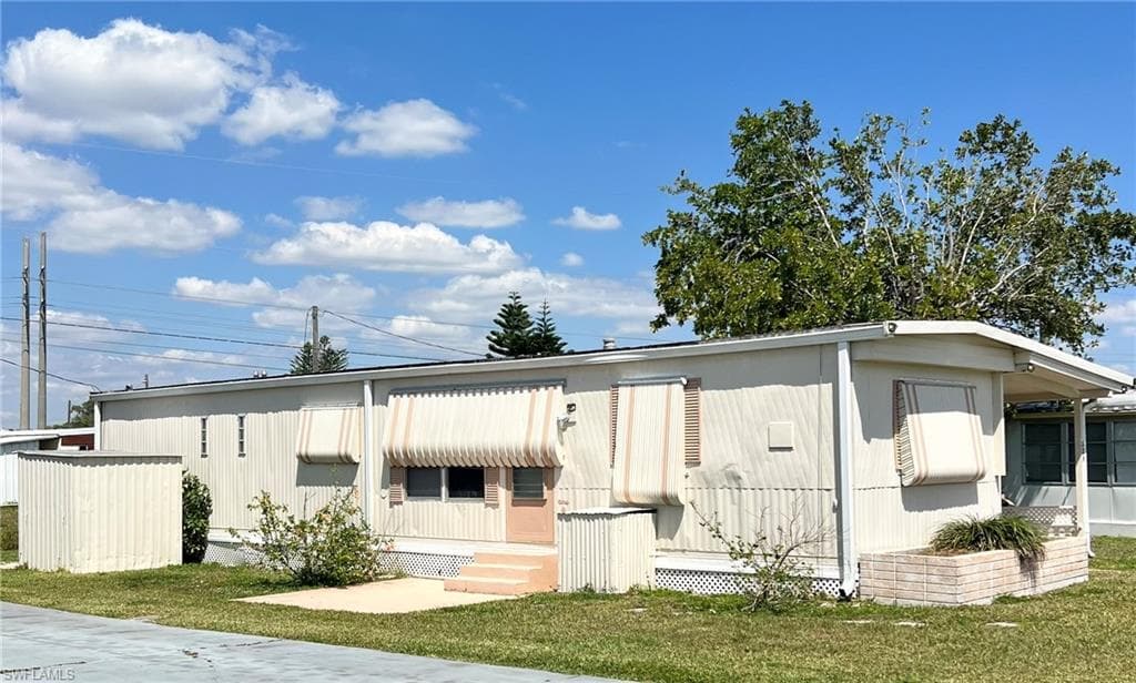 329 Lantern LN, NORTH FORT MYERS FL 33917-1