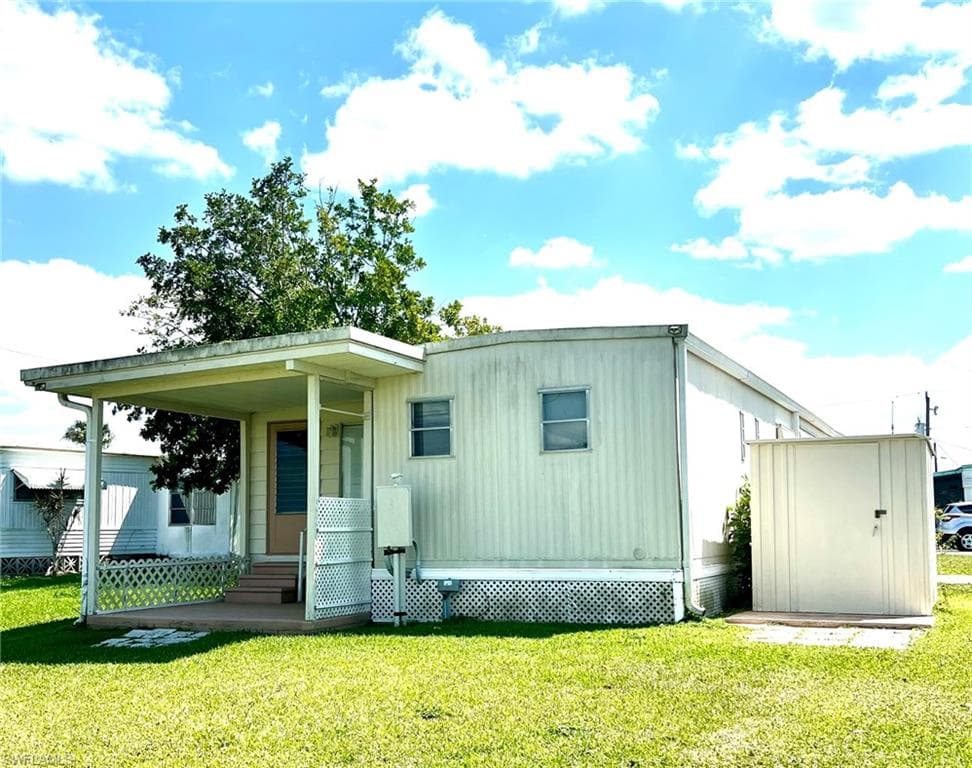 329 Lantern LN, NORTH FORT MYERS FL 33917-16