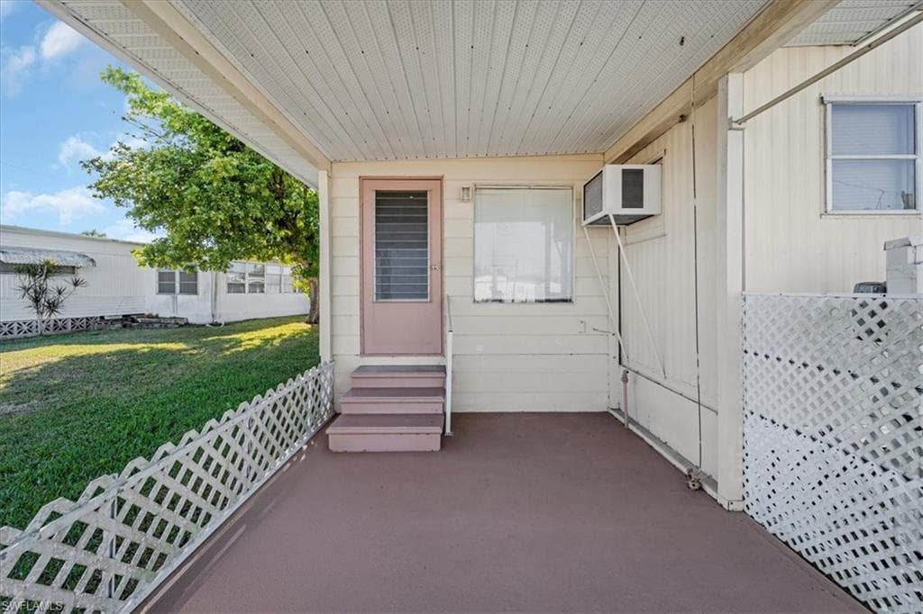 329 Lantern LN, NORTH FORT MYERS FL 33917-40
