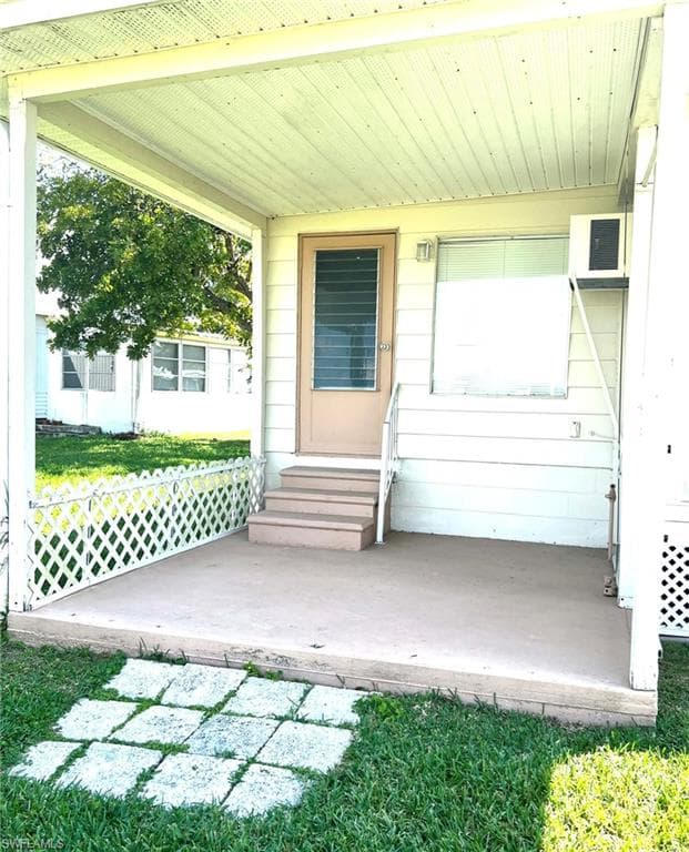 329 Lantern LN, NORTH FORT MYERS FL 33917-17