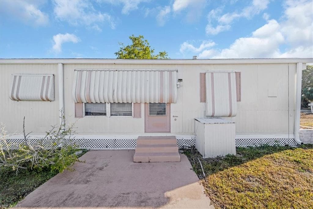 329 Lantern LN, NORTH FORT MYERS FL 33917-30