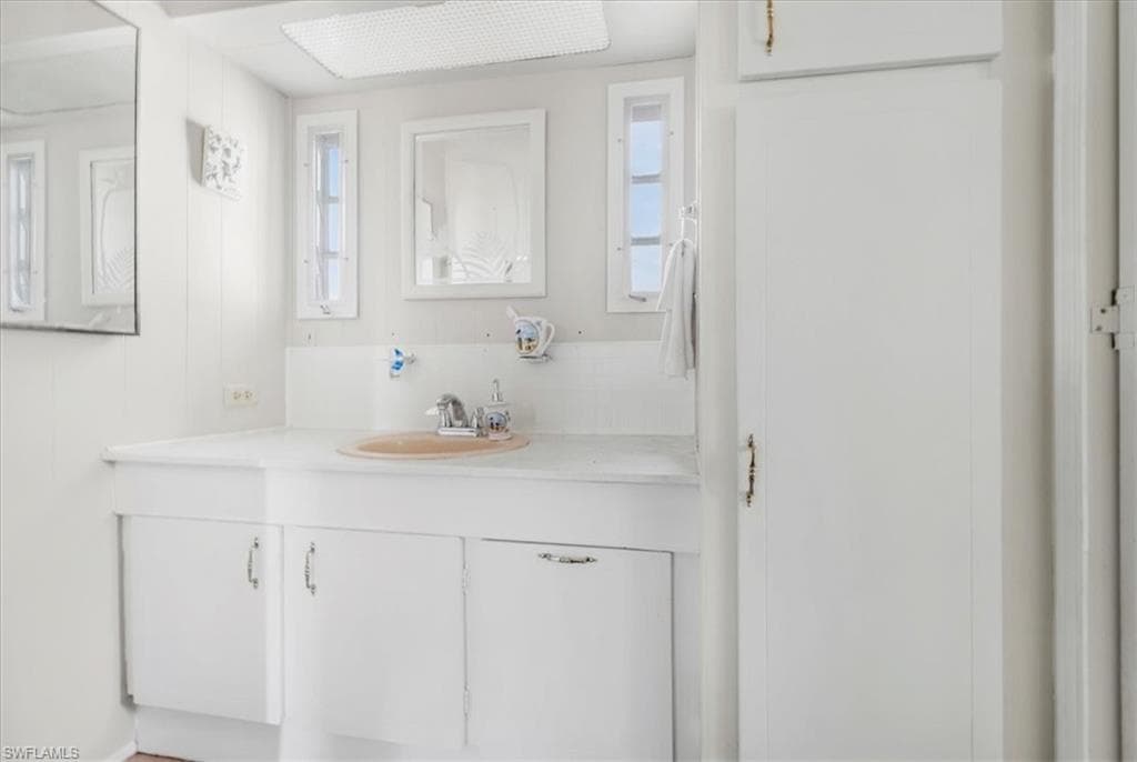 329 Lantern LN, NORTH FORT MYERS FL 33917-24