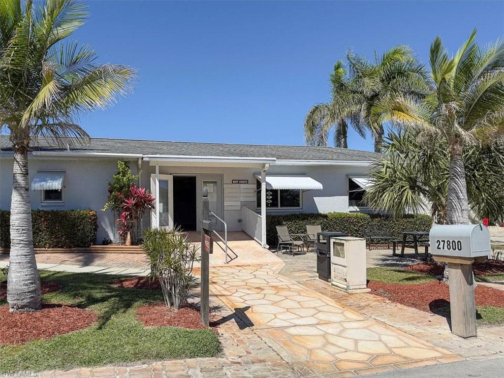 3852 Cardinal CIR, BONITA SPRINGS FL 34134-33