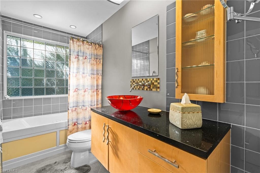 319 Nature View CT, FORT MYERS BEACH FL 33931-13