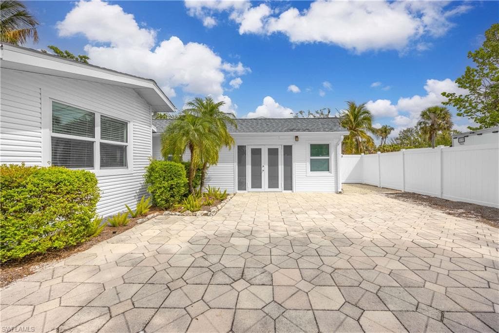 910 Fitzhugh ST, SANIBEL FL 33957-5